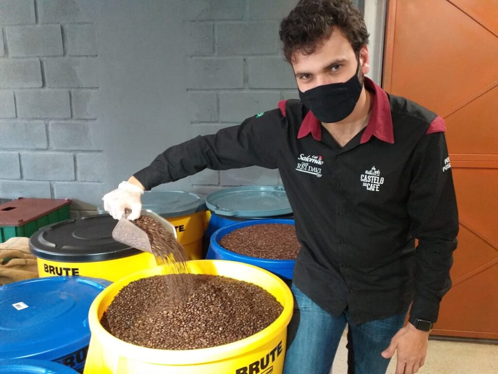 Foto do empreendedor Davi Charbel mostrando o café torrado 