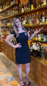 Ariane Costa é sommelier de cachaça