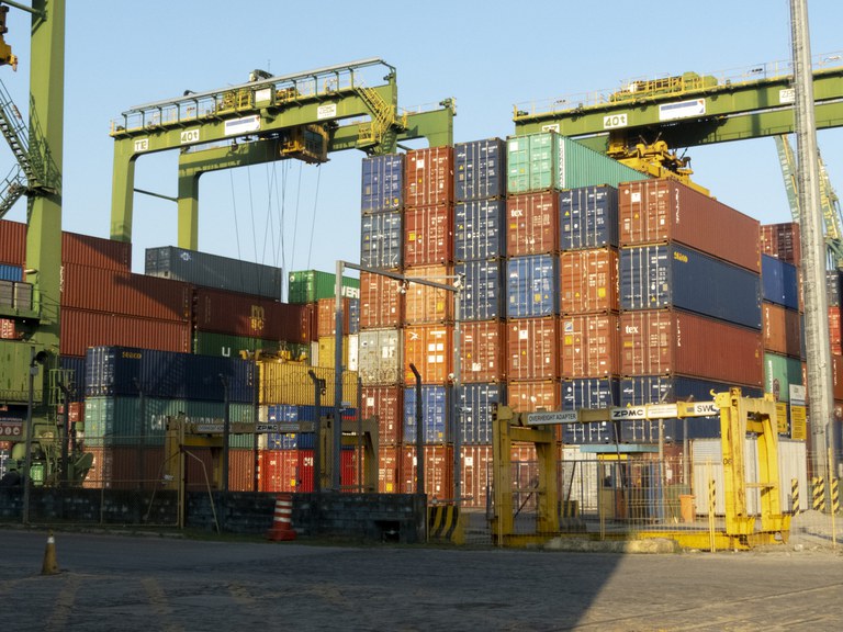 Foto de containers no Porto de Paranaguá