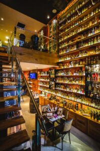 Cachaçaria em Nova Lima tem mais de 1500 rótulos de cachaça