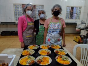 Voluntárias do projeto Toca de Assis preparam marmitas