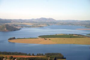 Imagem aérea mostrando parte do Lago de Furnas, em Minas Gerais