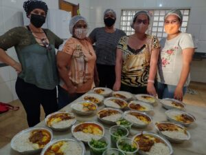 Com os alimentos doados pelos agricultores, voluntários do projeto Toca de Assis, em Sete Lagoas, preparam 60 marmitas por semana e entregam a moradores de rua. (Foto: Prefeitura de Sete Lagoas)