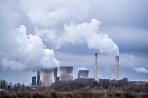Emissão de gases poluentes é a principal causa do aquecimento global. (Foto: Wirestock / FreePik)