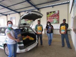 20 famílias receberam as sementes doadas pela Emater em Tapira. (Foto: Prefeitura de Tapira)