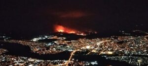 Do Pico da Ibituruna é possível visualizar pontos de incêndios na região rural de Valadares. (Foto: Daniel Moreno)