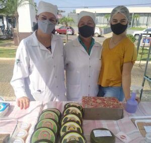 Os feirantes foram capacitados em processamento artesanal de alimentos, apresentação e gestão dos produto (Foto: Emater).