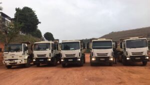 Os rastreadores também serão utilizados em caminhões basculantes, que recolhem terra e restos de materiais (Foto: Prefeitura de Muriaé).