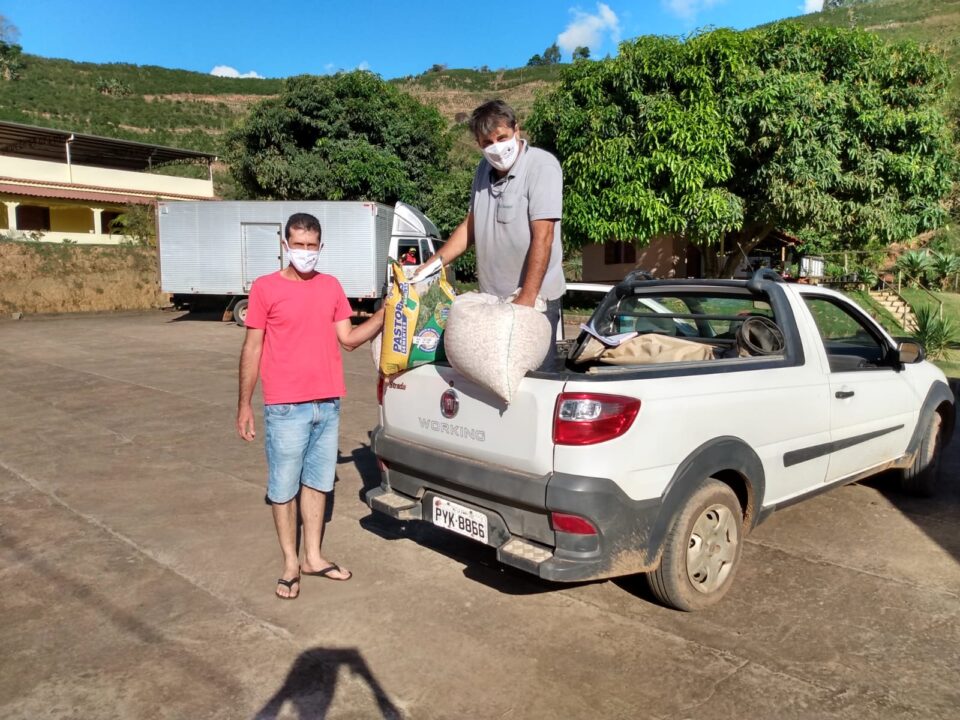 Caminhonete com sementes e dois produtores rurais perto