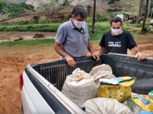 Uma caminhonete carregada com sementes 