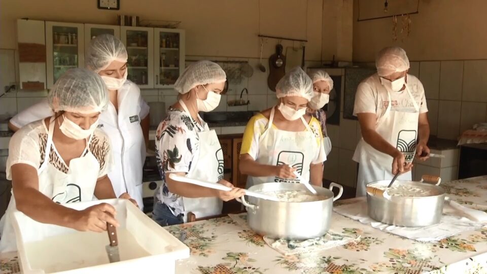 Mulheres participando do curso de queijo