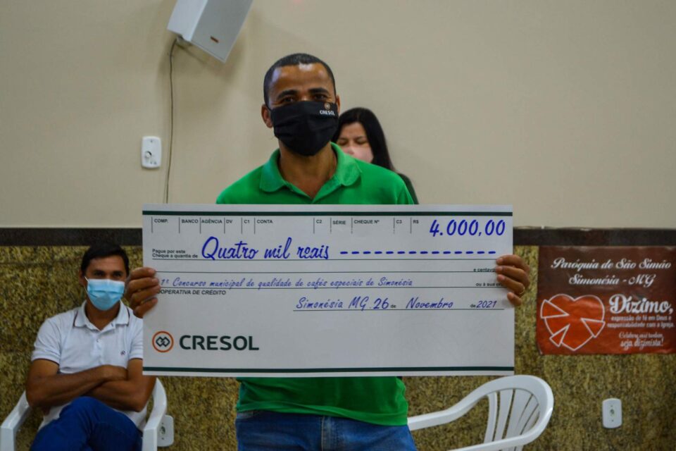 Produtor mostra o cheque de 4 mil reais