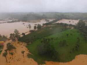 Diversas áreas de Tapiraí ficaram alagadas. (Foto: TapiraíMG TV)