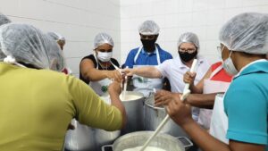Alunos aprendendo a fazer produtos derivados do leite. (Foto: Divulgação)