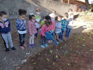 Plantio de mudas contou com a participação de crianças. (Foto: Prefeitura de Formiga)