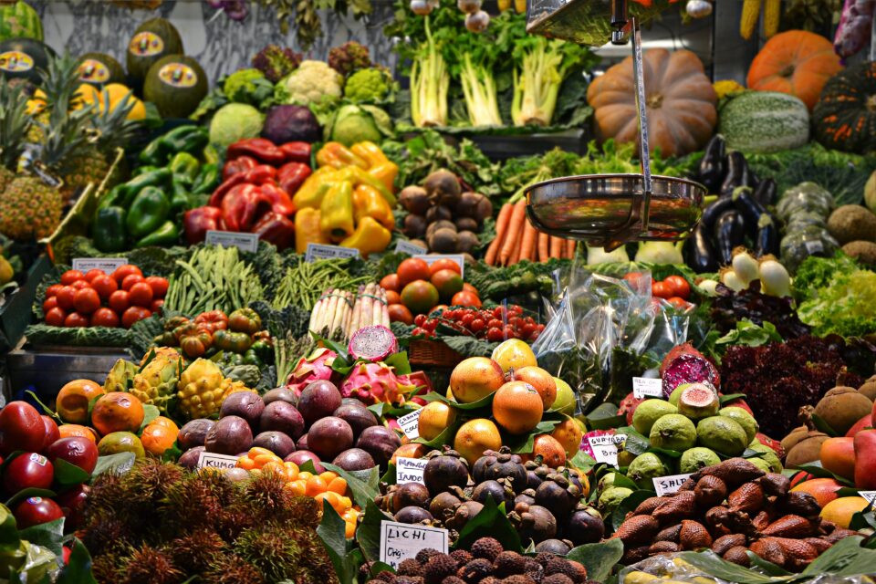 Várias frutas em uma banca