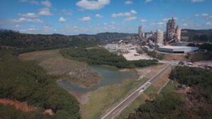 Barragem com rejeitos de calcácio fica ao lado da fábrica de cimento. (Foto: La Vida Filmes)