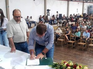 O superintendente do Senar Minas e o presidente do Sistema FAEMG assinaram convênios com instituições. (Foto: Diego Souza/Divulgação)