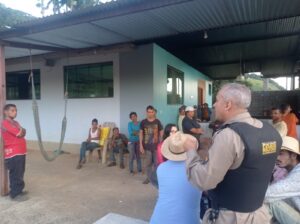 A PM percorre comunidades rurais repassando dicas de segurança. (Foto: Divulgação/PM)