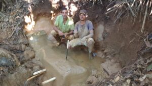 Luiz Peron usa pedras, cano e instala até uma entrada para higienização da nascente com cloro. (Foto: Divulgação/Senar)