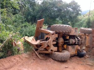 Ele já havia finalizado o serviço quando resolveu retirar uma terra da estrada e a máquina tombou. (Foto: Portal Caparaó)