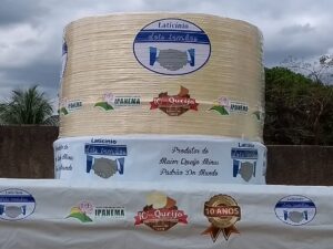 O queijo gigante de 2019 pesou 2.284kg. (Portal Caparaó)