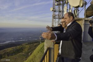 O governador visitou a área onde fica a santa e as antenas de comunicação. (Foto: Leonardo Morais) 