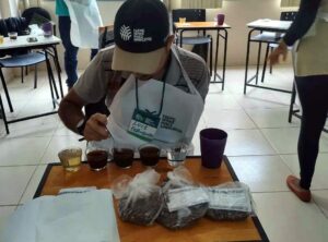 Sem o movimento do braço esquerdo, o jovem vê na prova de café um meio de superar os desafios. (Foto: Divulgação)