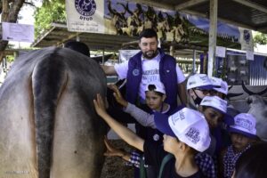 Presidente da União Ruralista , Marcelo Teixeira, apresenta animais para crianças. (Foto: Leonardo Nascimento)