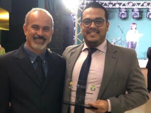 Kassio Mendes (à dir.) recebeu o prêmio do professor Rubem de Oliveira Jr., ex-aluno da UFV (Foto: Divulgação).
