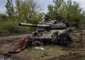 Um tanque russo destruído enquanto o ataque da Rússia à Ucrânia continua, na cidade de Izium, recentemente libertada pelas Forças Armadas Ucranianas, na região de Kharkiv. (Foto: REUTERS/Gleb Garanich)