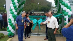 Momento da abertura oficial da loja Cooxupé, em Manhuaçu. (Foto: Washington Bonifácio)